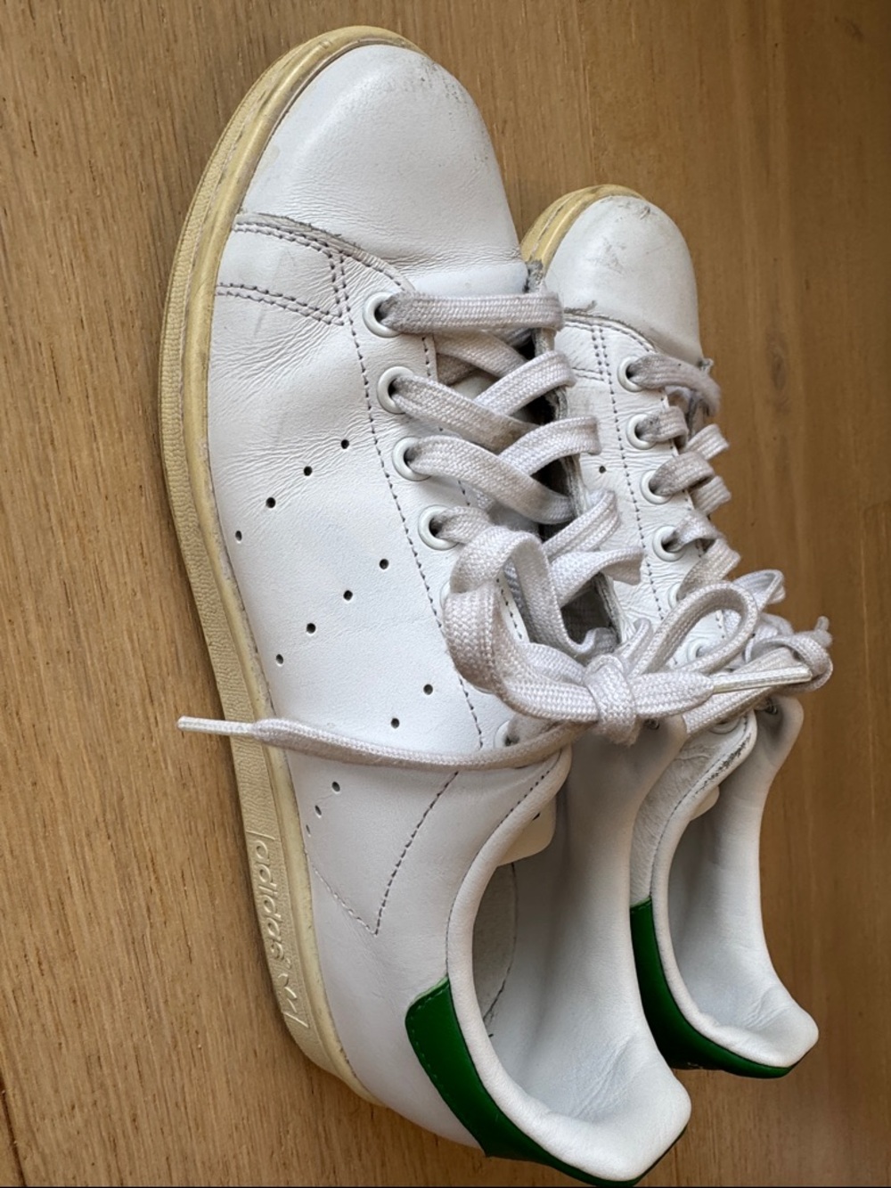 ADIDAS! STAN SMITH! Women’s SIZE 9/White Sneakers with Green Heel Tab